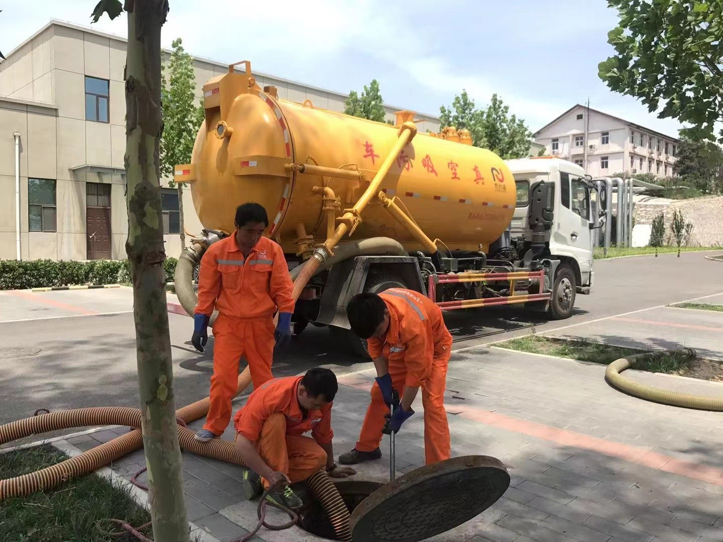 弓长岭管道疏通车停在窨井附近