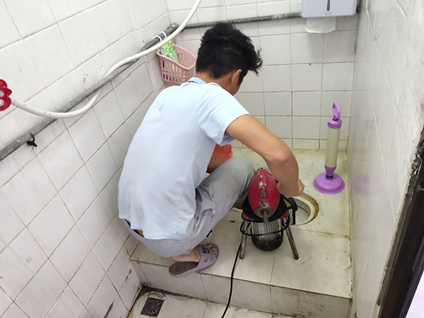 弓长岭管道堵塞冒臭气 专业师傅现场解决问题
