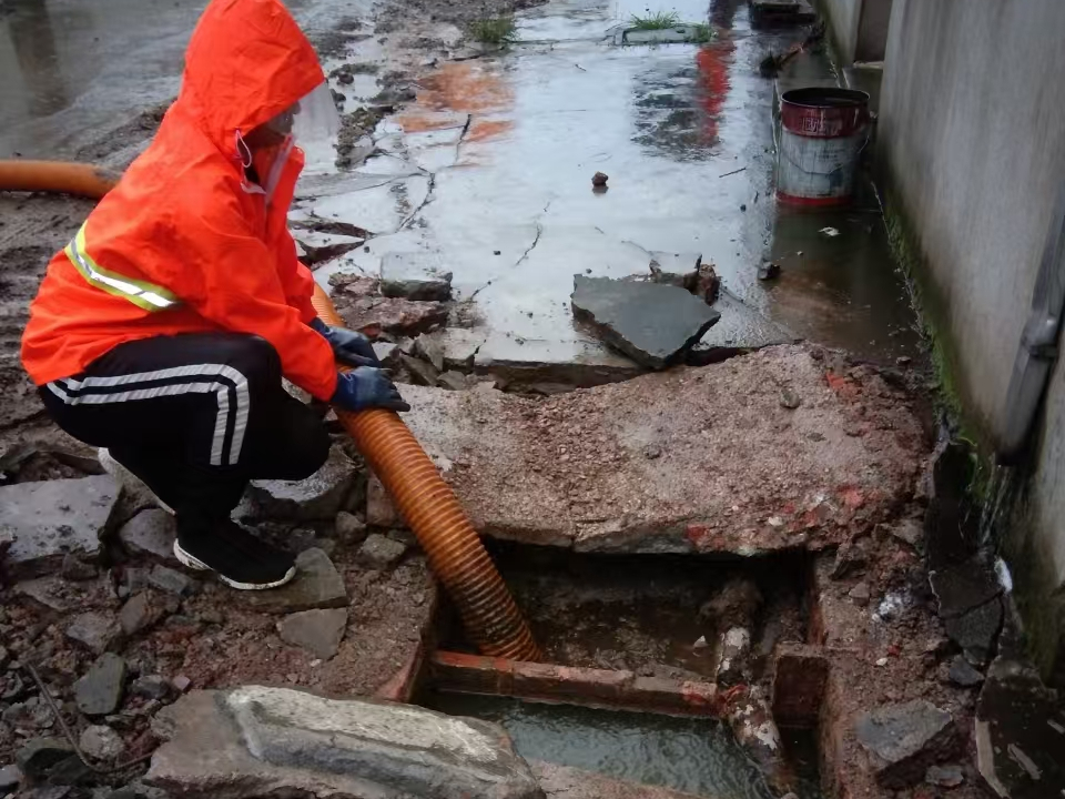 弓长岭专业清理污水池 炜誉市政以规范流程守护城市 “肠道”