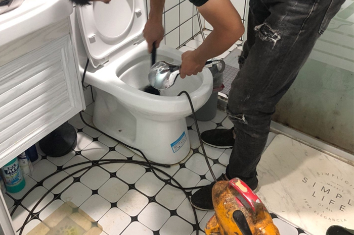 弓长岭马桶堵塞自己疏通还是找师傅?专业上门服务让你省时更省心