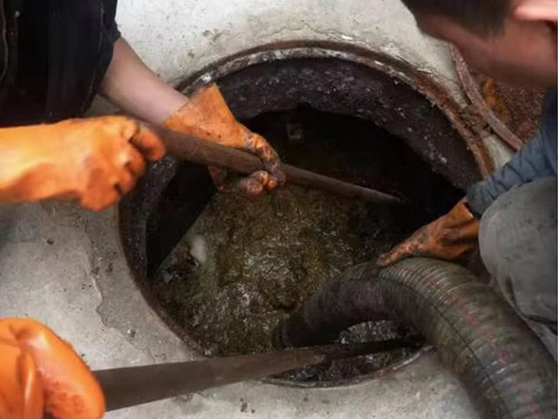 弓长岭清理化粪池时如何避免沼气的危害?